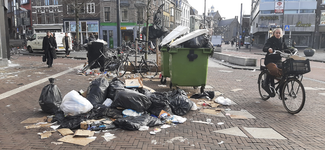 903884 Afbeelding van overvolle vuilcontainers en een hoop afval op straat op de hoek van de Potterstraat en de Loeff ...